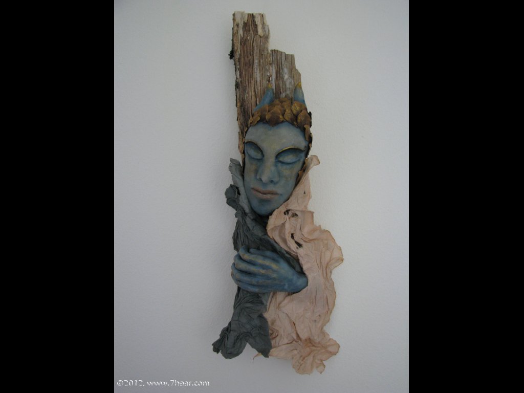 Wandfigur auf Holz, 39cm<br>Polymer Clay, Papier, Naturmaterialien