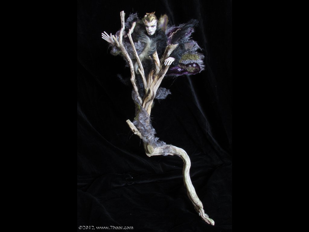 Figur auf Lavendelholz, 50 cm<br>Polymer Clay, Papier, Gewebe, Draht, Naturmaterialien