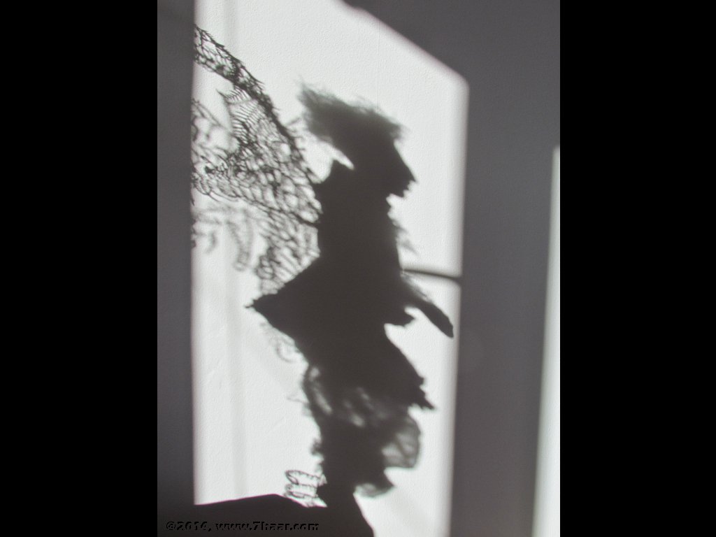 Figur auf Holzsockel<br>Schattenwurf